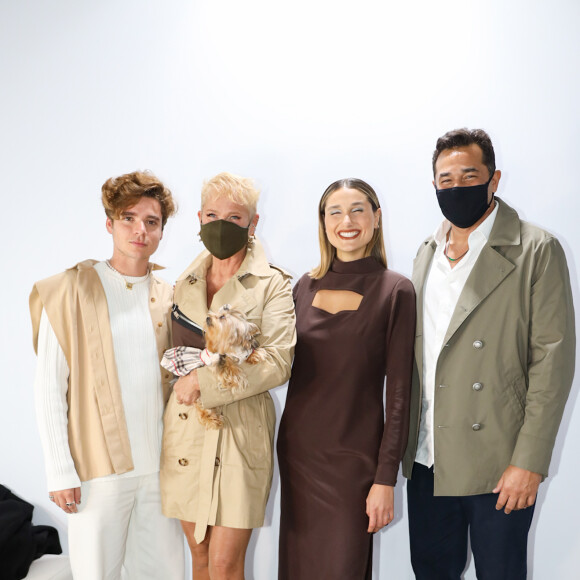 João Figueiredo apareceu com Sasha após o desfile também, quando foi prestigiá-la nos bastidores