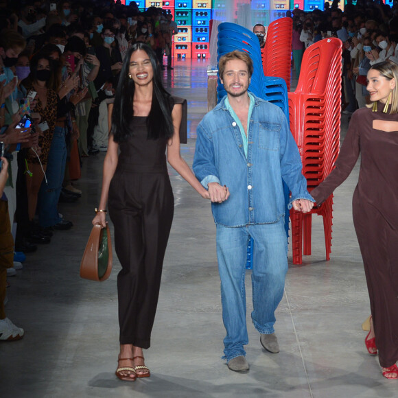 João Figueiredo também parabenizou o estilista, Airon Martin, ao compartilhar fotos e vídeos do desfile de Sasha