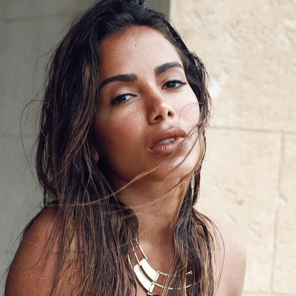 Anitta voltou ao Brasil e anunciou que está procurando um novo romance