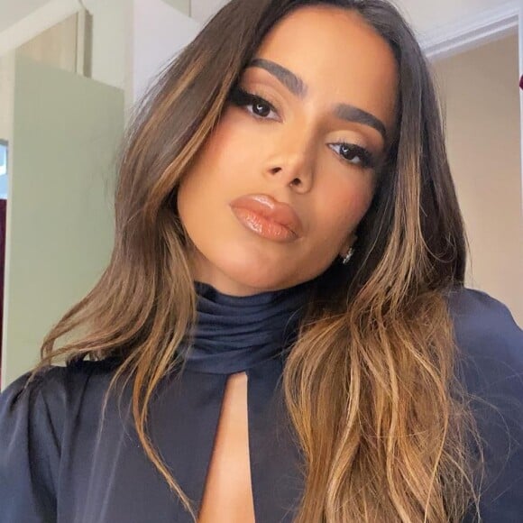 Anitta veio ao Brasil para um trabalho e agora quer conhecer novos homens