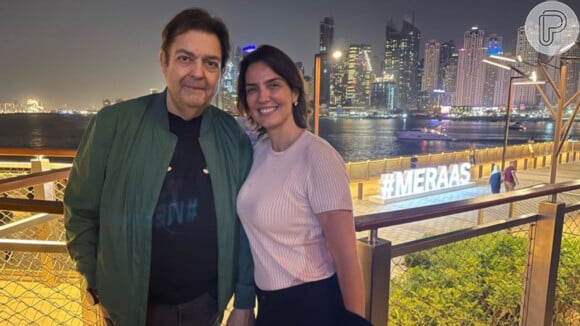 Fausto Silva surgiu em foto com a mulher, Luciana Cardoso, em Dubai
