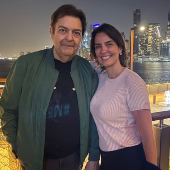 Fausto Silva surgiu em foto com a mulher, Luciana Cardoso, em Dubai