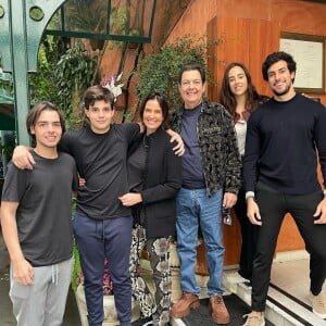 Fausto Silva posou com a família antes de estrear na Band