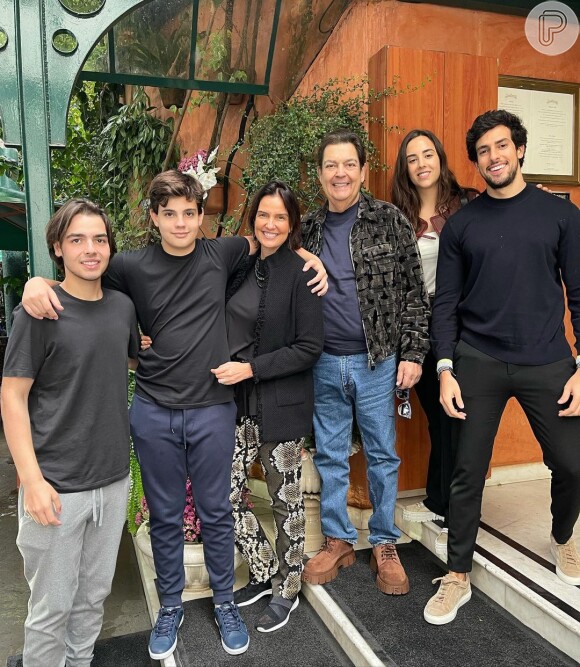 Fausto Silva posou com a família antes de estrear na Band
