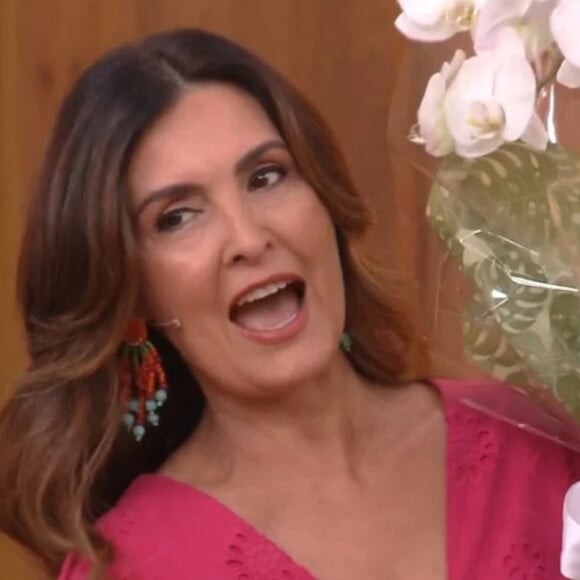 Fátima Bernardes voltou ao 'Encontro' e foi presenteada com flores