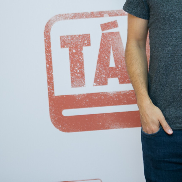 Em vídeo, Marcius Melhem aparece ao lado de amigos cantando música que debocha de departamentos da Globo