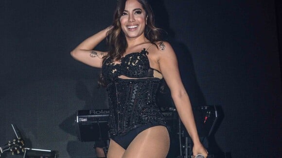 Anitta se fantasia de 'coelhinha sexy' e rainha para show em São Paulo