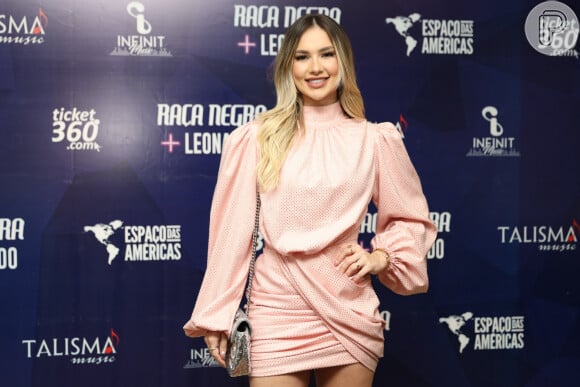 Virgínia Fonseca usa vestido rosa com mangas bufantes