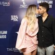 Virgínia Fonseca troca beijos com Zé Felipe em show