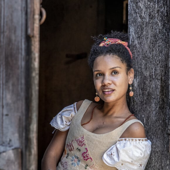 Novela 'Nos Tempos do Imperador': Zayla (Heslaine Vieira) questiona Dolores (Daphne Bozaski) ao vê-la com Nélio (João Pedro Zappa). 'Até se perfumou! Cadê as cativas?'