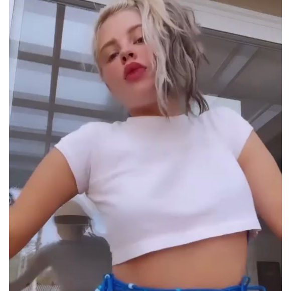 De biquíni fio-dental, Luisa Sonza complementou o look fitness com uma blusa cropped