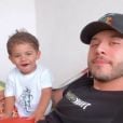   Leo apareceu sorridente ao lado do pai Murilo Huff em vídeo publicado na semana passada  