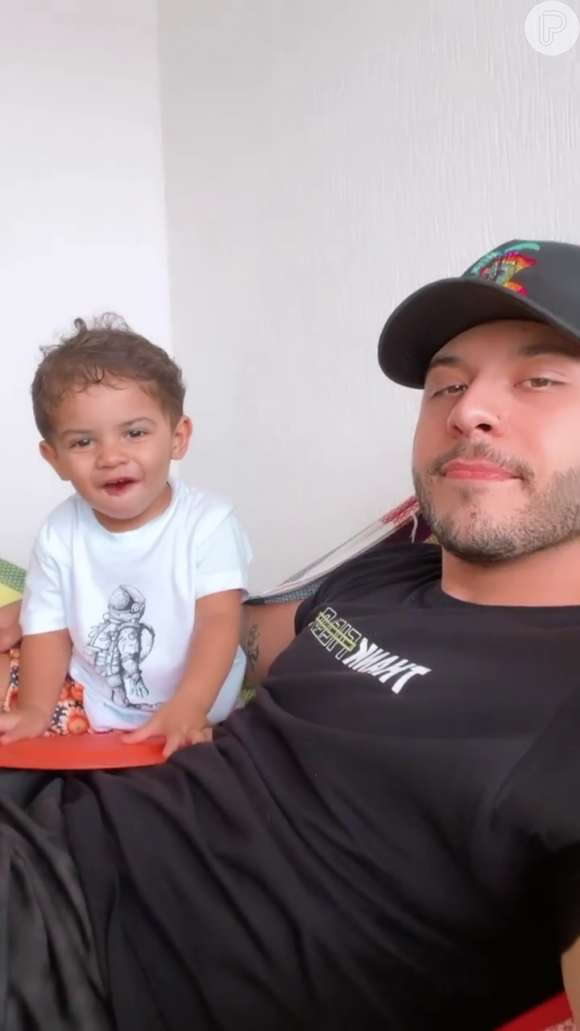 Leo apareceu sorridente ao lado do pai Murilo Huff em vídeo publicado na semana passada