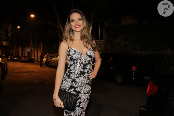 Juliana Paiva usa vestido longo na festa