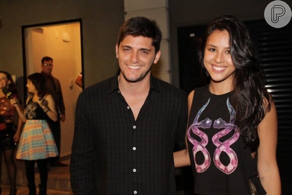 Bruno Gissoni vai com a namorada, Yanna Lavigne, à festa na casa de Faustão