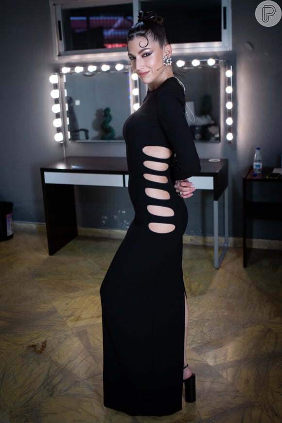 Úrsula Corberó escolheu vestido Yves Saint Laurent com tendência cut out para evento de lançamento da última temporada de 'La Casa de Papel'