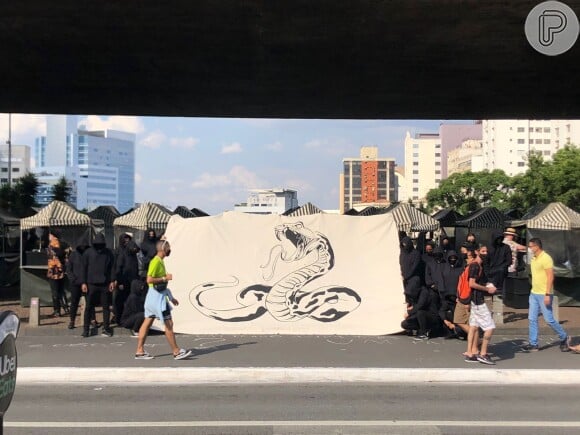 Luísa Sonza: pessoas de preto invadiram São Paulo com desenhos de cobra para divulgar novo single da cantora