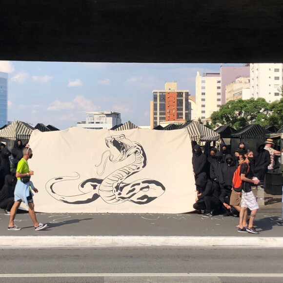 Luísa Sonza: pessoas de preto invadiram São Paulo com desenhos de cobra para divulgar novo single da cantora