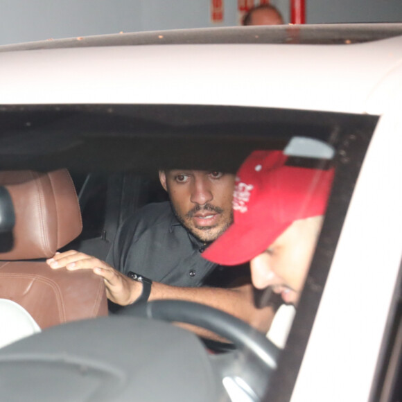 Luísa Sonza fugiu de fotos e se recusou a falar com a imprensa ao comparecer ao show de Vitão, querendo evitar registros no local