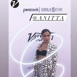 Anitta posa no tapete vermelho de premiação nos Estados Unidos