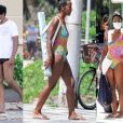 Maju Coutinho usa maiô animal print multicolorido para dia de praia com o marido. Fotos!