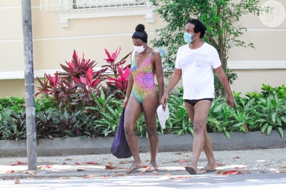 Maju Coutinho e o marido, Agostinho Paulo de Moura, caminharam a pé até a praia do Leblon, no Rio de Janeiro