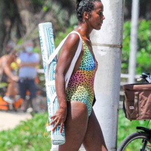 Maiô animal print de Maju Coutinho: jornalista escolheu peça colorida para ir à praia no Rio