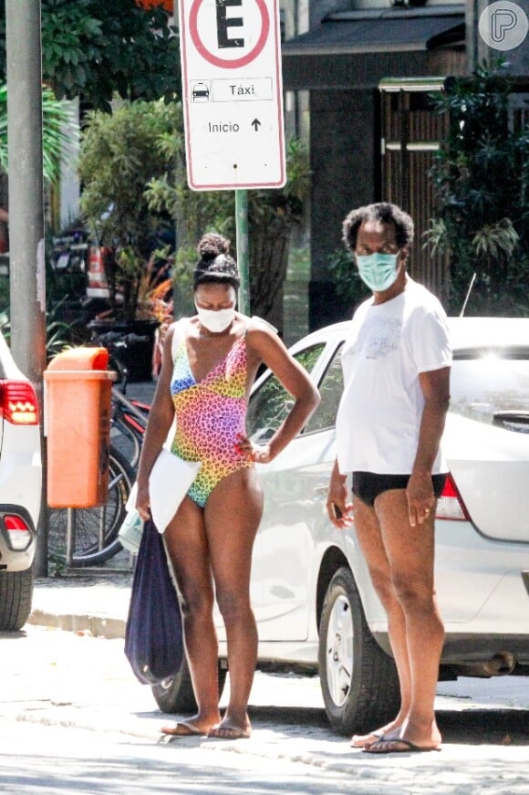 Maju Coutinho fez rara aparição ao lado do marido em dia de praia no Rio de Janeiro