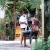 Maju Coutinho vestiu uma calça legging com ajuda do marido após dia de praia no Rio de Janeiro