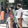 Maju Coutinho deixa praia no Rio na companhia do marido, Agostinho Paulo de Moura, e usando look com estampa animal