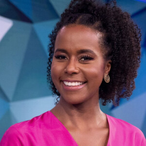 Maju Coutinho apresentou o Fantástico no domingo (06) e curtiu praia em dia de folga