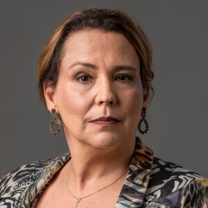 Novela 'Um Lugar ao Sol': Elenice (Ana Beatriz Nogueira) vai ameaçar Christian (Cauã Reymond) ao ser despejada de cobertura da mãe de Bárbara (Alinne Moraes)