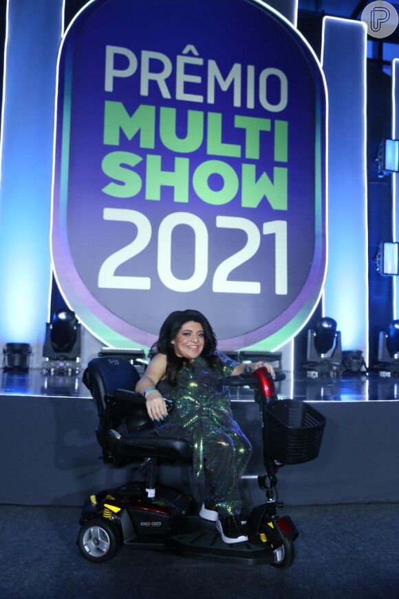 Pequena Lo usa look verde escuro com brilho no 'Prêmio Multishow 2021'