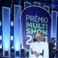 Xuxa apostou em longo com ombreiras bem marcadas no 'Prêmio Multishow 2021'