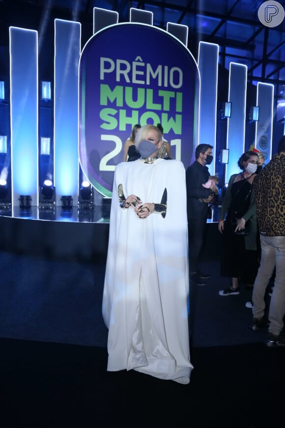 Xuxa apostou em longo com ombreiras bem marcadas no 'Prêmio Multishow 2021'
