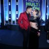 Thierry e Gabi Martins se beijam nos bastidores do 'Prêmio Multishow 2021'