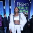 Camilla de Lucas usou conjunto de calça e top de alfaiataria com blazer de plumas no 'Prêmio Multishow 2021'