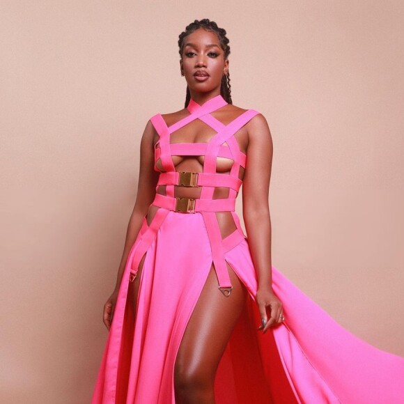 Rosa e recortes: Iza escolheu cor vibrante para seu terceiro look do 'Prêmio Multishow'