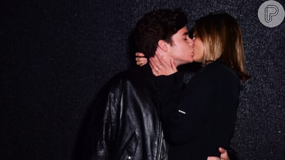 Sasha Meneghel e o marido, João Figueiredo, trocaram beijos em show de Ivete Sangalo nesta sexta-feira, 10 de dezembro de 2021