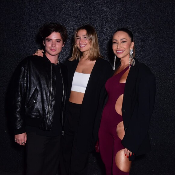 Marido de Sasha Meneghel, João Figueiredo posou com a mulher e Sabrina Sato em show