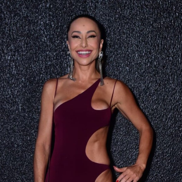 Sabrina Sato apostou em macacão recortado para show de Ivete Sangalo