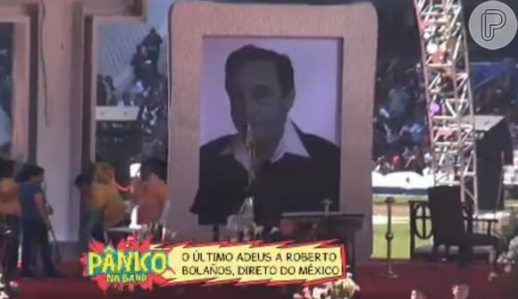 Uma foto antiga de Roberto Gómez Bolaños foi colocada no altar montado no estádio Azteca