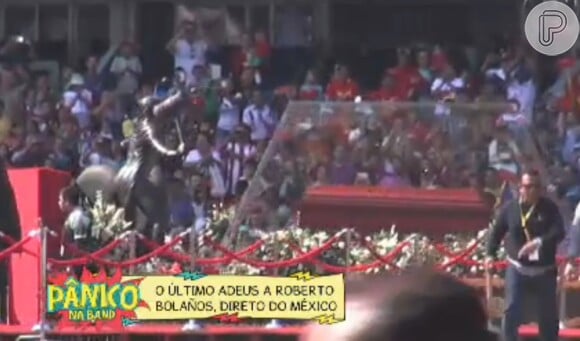 O caixão com o corpo de Roberto Gómez Bolaños foi protegido por uma redoma de vidro