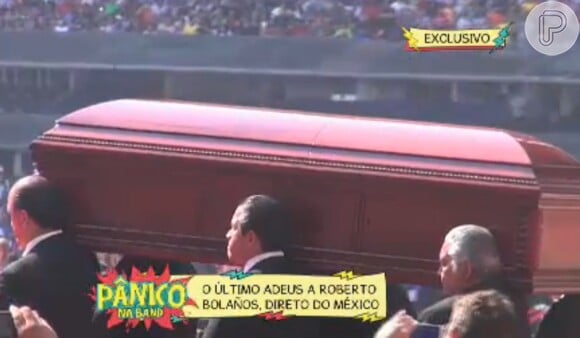 Seguranças levaram o caixão com o corpo de Roberto Gómez Bolaños para o altar montado no meio do campo