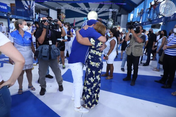 Diogo Nogueira e a viúva de Monarco, Olinda, trocaram abraço no velório do artista