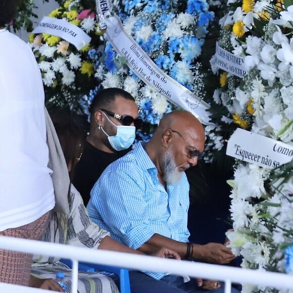 Escolas de samba como a Beija-Flor enviaram coroas de flores para Monarco