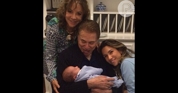 Silvio Santos posa com a filha Patricia Abravanel e a mulher, Iris Abravanel