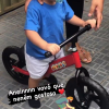 Leo, filho de Marília Mendonça e Murilo Huff, ganhou uma bicicleta