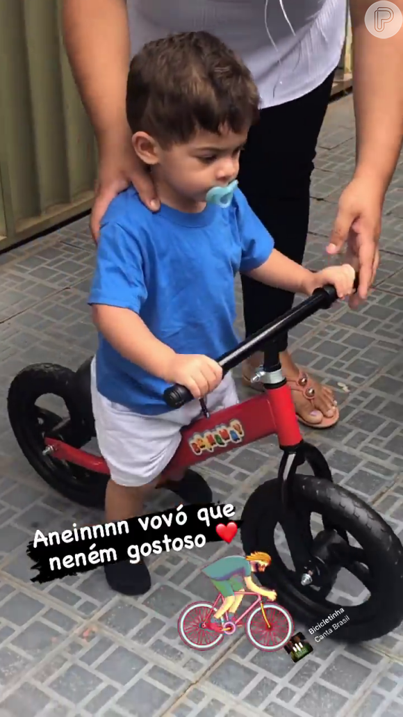 Leo, filho de Marília Mendonça e Murilo Huff, ganhou uma bicicleta