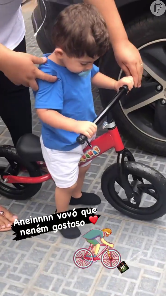 Leo, filho de Marília Mendonça e Murilo Huff, ganhou uma bicicleta especial, sem pedal e rodinhas